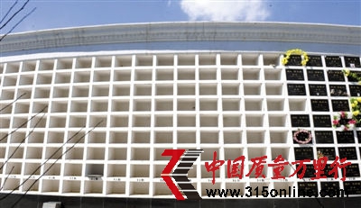 3月31日,長青園骨灰林基地,公益性骨灰墻,存放骨灰不多,大部分都空著。記者調查得知,受傳統觀念影響,不少市民還是選擇購買墓地,而北京經營性公墓存在無現墓,價格昂貴等現象。