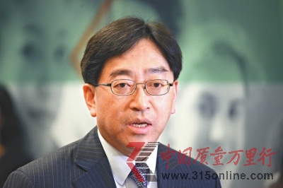 高永文向死者家屬致以慰問。圖片來源:香港大公報(bào) 高永文向死者家屬致以慰問。圖片來源:香港大公報(bào)